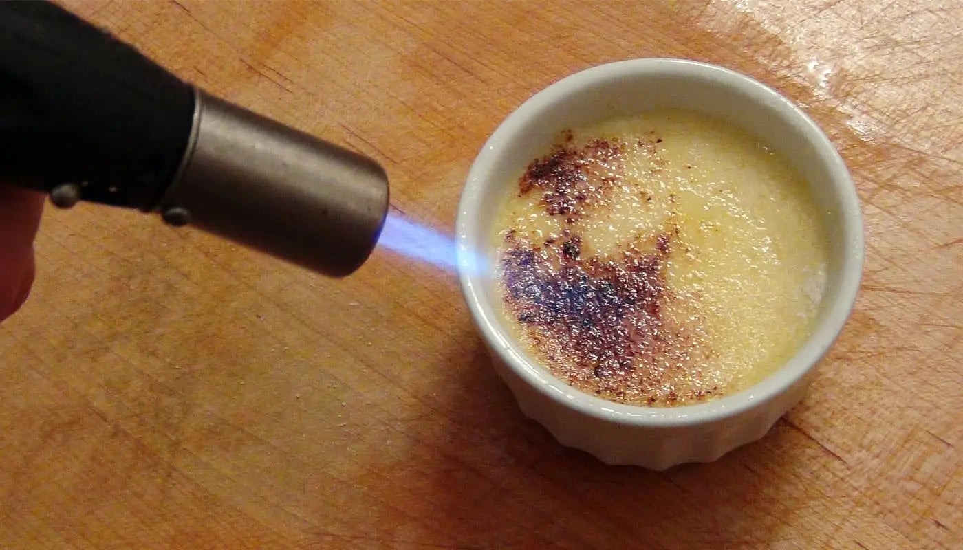 Crème brûlée brander gebruikt voor het karamelliseren van een crème brûlée